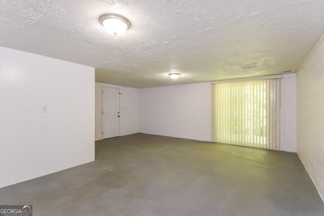 Building Photo - 3085 Flowers Dr