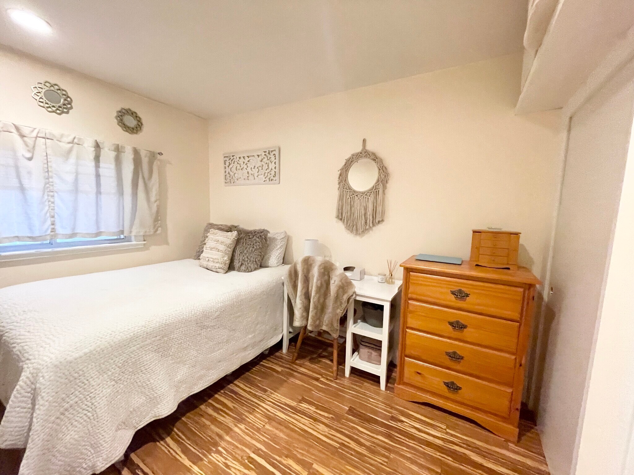 Building Photo - 380 E 8th St