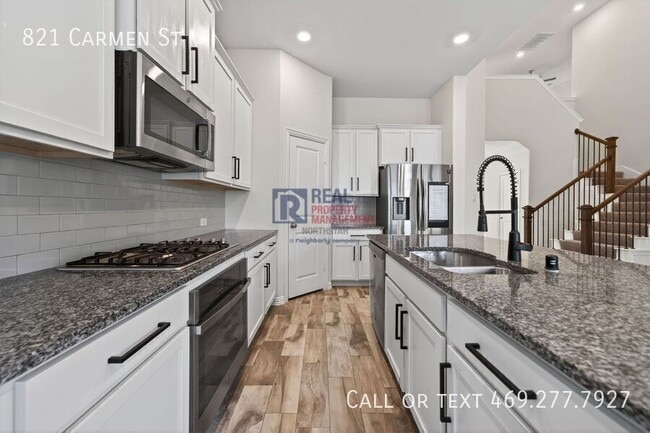 Building Photo - 821 Carmen St