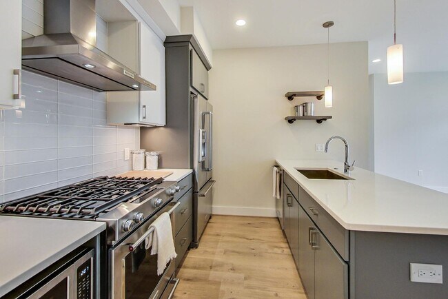 Building Photo - Gorgeous 2 bedroom 2 bath condo just steps from Columbia Hgts center $3,550