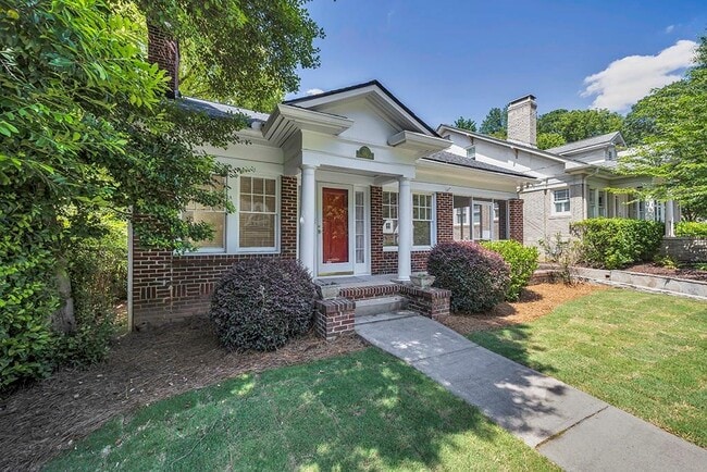 Building Photo - 876 Courtenay Dr NE