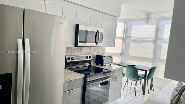 Building Photo - 3500 Mystic Pointe Dr