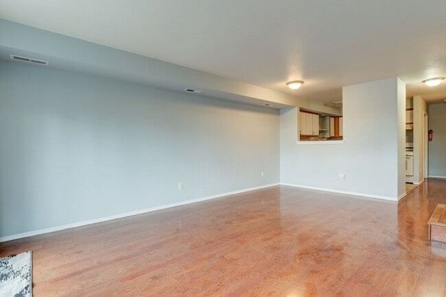 Building Photo - 3 Bedroom, 2.5 Bath Condo in Madrona Heights - Water/Sewer/Garbage included!