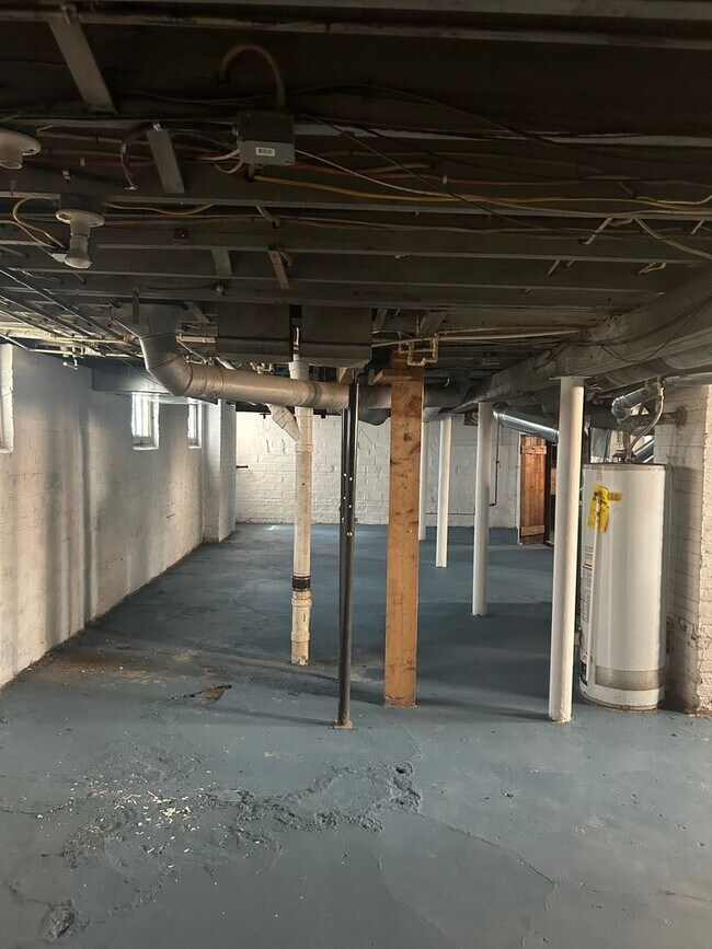 Building Photo - 1547 Hillcrest Rd