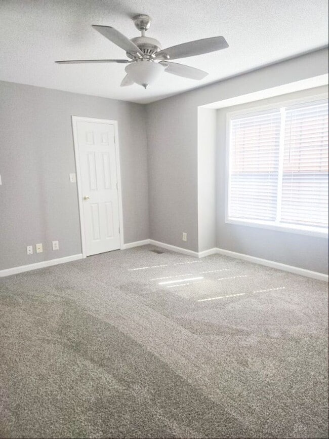 Building Photo - 3 Bedroom 2 Bathroom Home