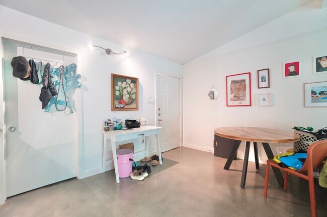 Building Photo - 1117 Mariposa Dr