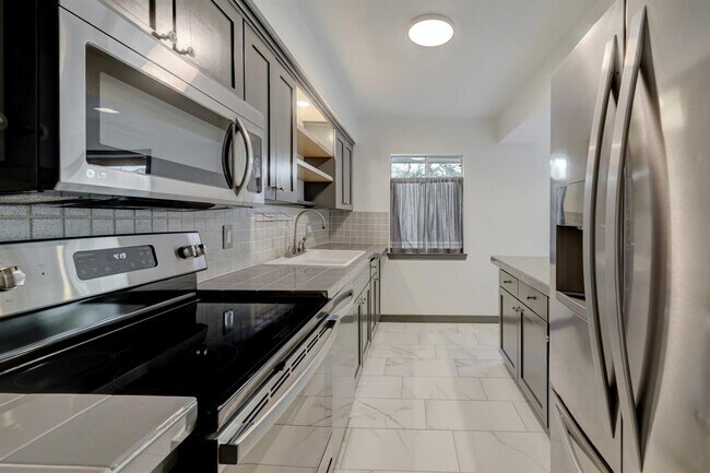 Building Photo - 6326 Chevy Chase Dr