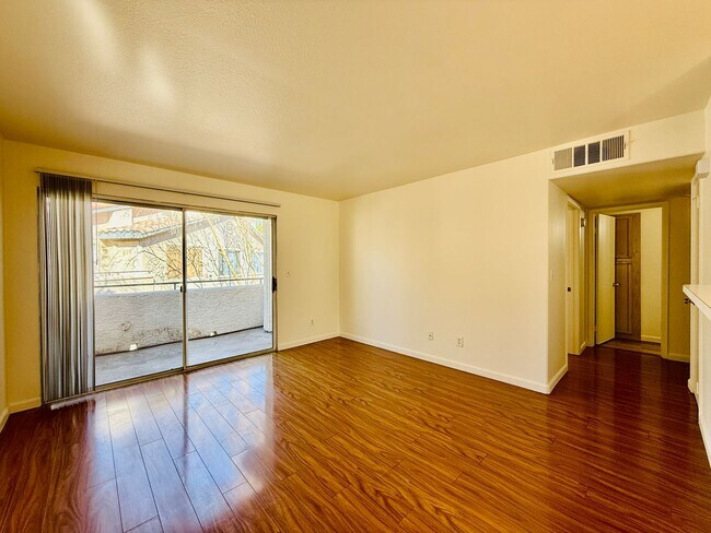 Building Photo - 2nd Floor Unit in Gated Community!