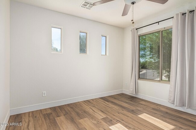 Building Photo - 602 W Canary Way