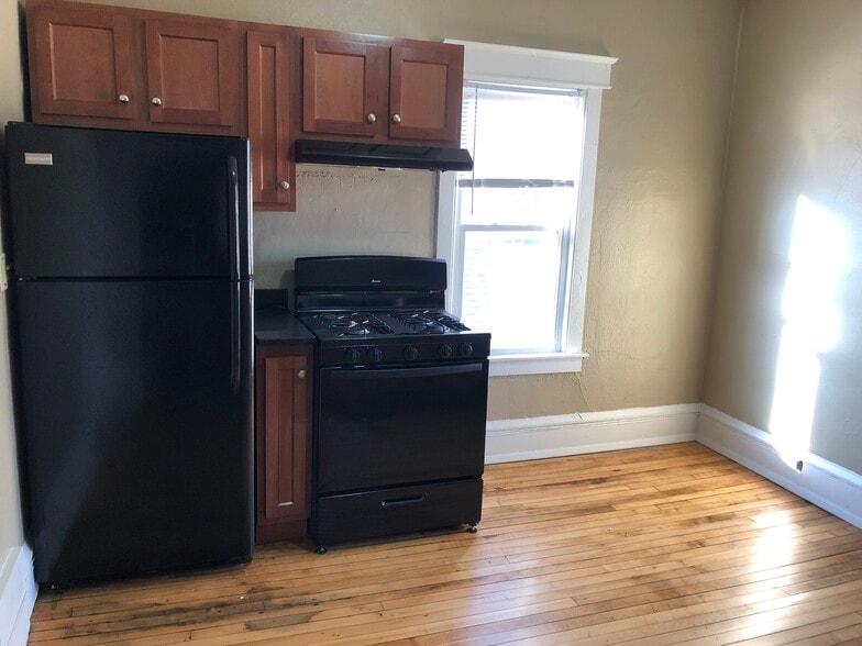Space for eat in kitchen area - 1749 Wordsworth Ave