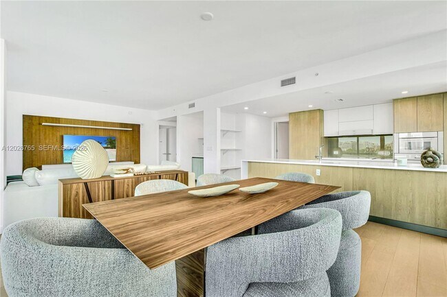 Building Photo - 9221 E Bay Harbor Dr