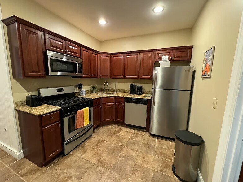 Building Photo - 75 Main St