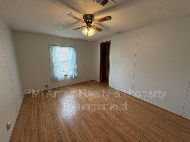 Building Photo - 616 Klickety Klak Ln