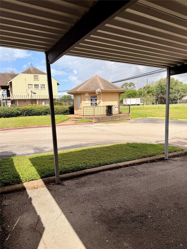 Building Photo - 7700 Creekbend Dr