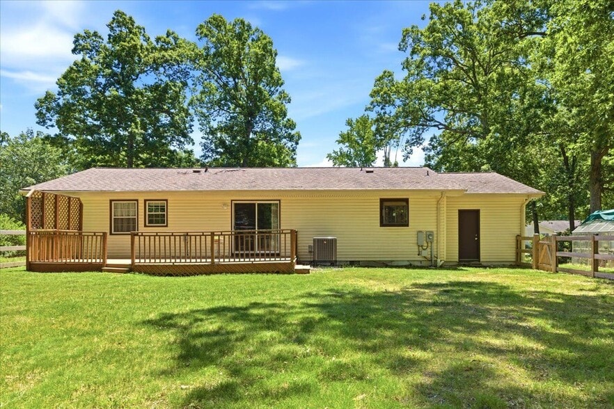 Building Photo - 45320 Barefoot Dr