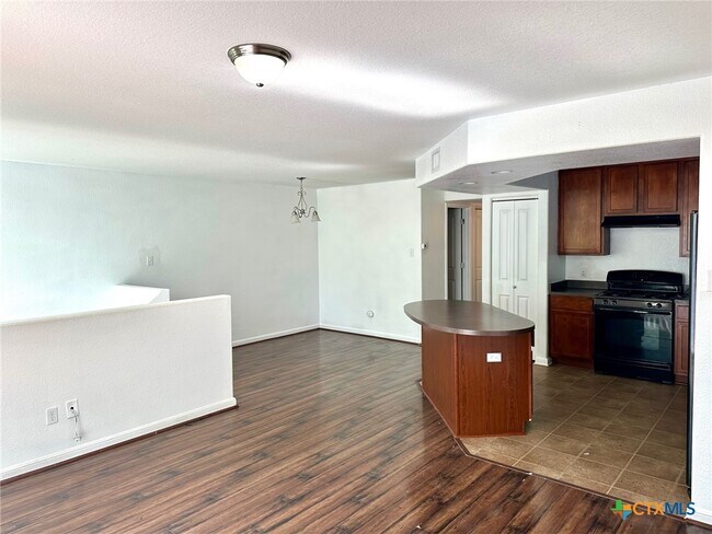 Building Photo - 135 Rush Haven