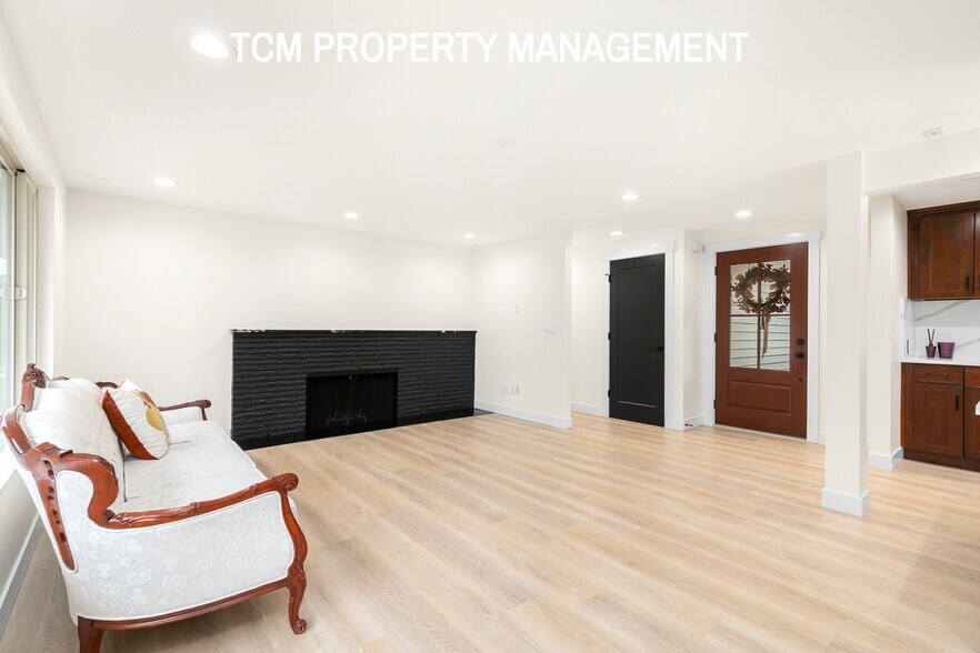 Building Photo - 1121 E Guiberson St