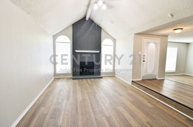 Building Photo - Spacious 2-Story 4/2.5/2 in Lancaster For Rent!