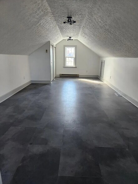 Building Photo - 302 Everett Ave