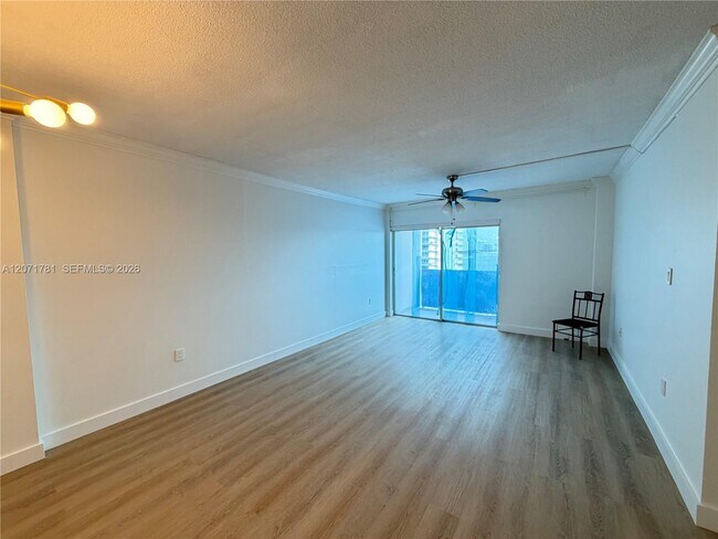 Building Photo - 400 Kings Point Dr