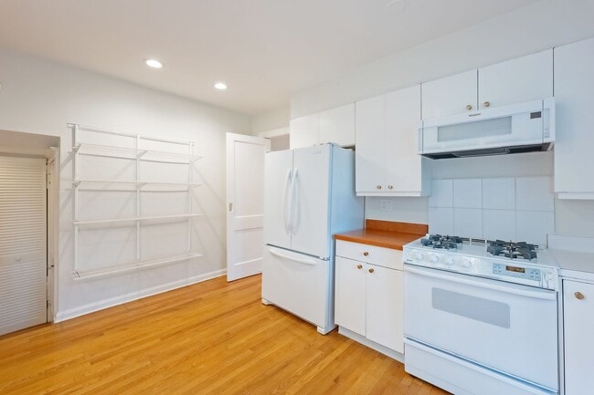 Building Photo - 4BR 3.5 BA Chevy Chase Gem is Move-in Read...