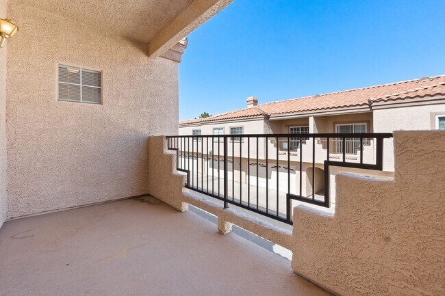 Building Photo - Gorgeous 2 Bedroom Townhome with attached ...