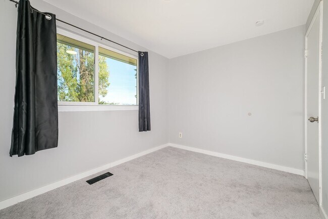 Building Photo - Comfort and Convenience Meet in This Burien Gem