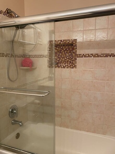 Full bath - 185 Woods Edge Dr
