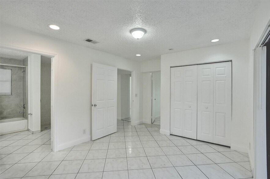 Building Photo - 1142 NW 43rd Ter