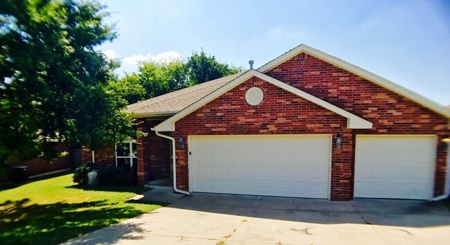 Primary Photo - Large 4BD 3BA home located in a great Norm...