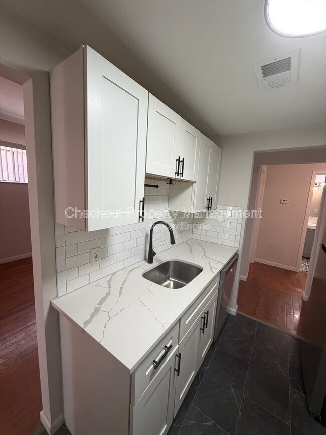 Building Photo - 5535 Pershing Ave