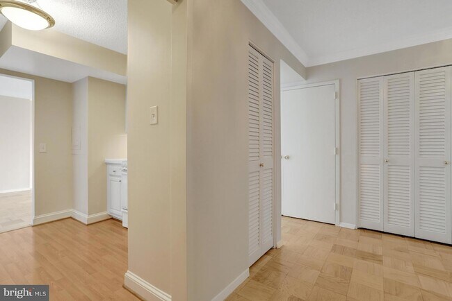 Building Photo - 3800 Fairfax Dr
