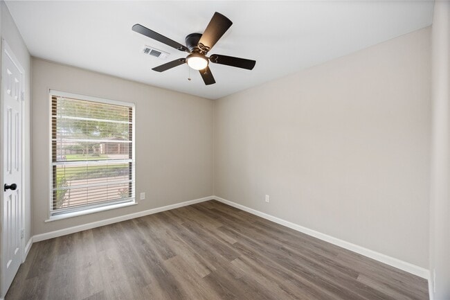 Building Photo - 8826 Tanager St