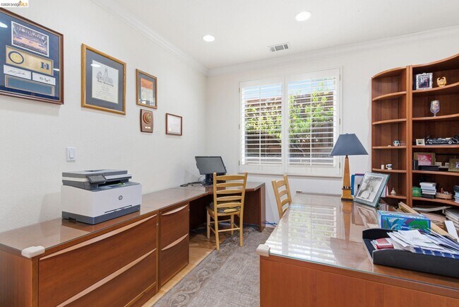 Building Photo - 257 Golf Links St