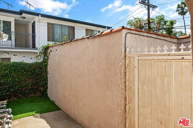 Building Photo - 823 N Edinburgh Ave