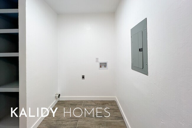 Building Photo - 1319 W Gemini Rd