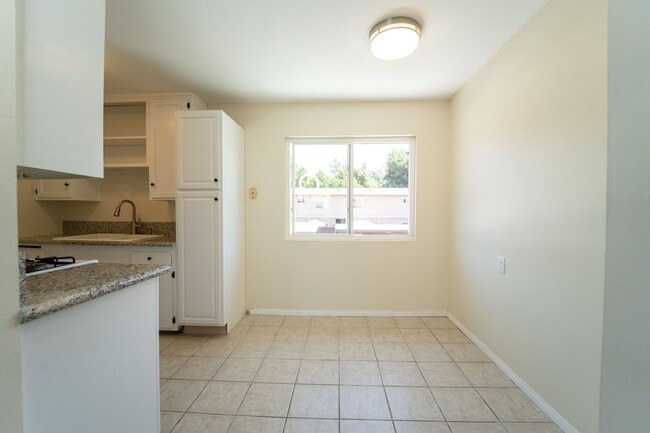 Building Photo - Lakeside Gem- Upstairs 1 Bed w/all amenities. A must see, Don't Wait!- Ready Now!