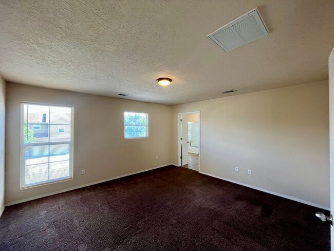 Building Photo - Spacious 3 Bedroom 2.5 Bathroom Home In Victory Hills!