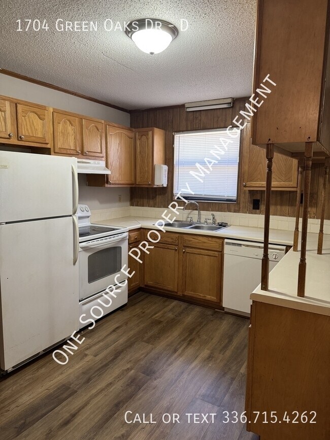 Building Photo - 1704 Green Oaks Dr SE