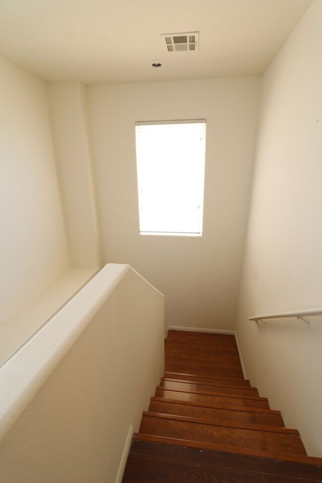 Building Photo - Cozy 3 bedrooms