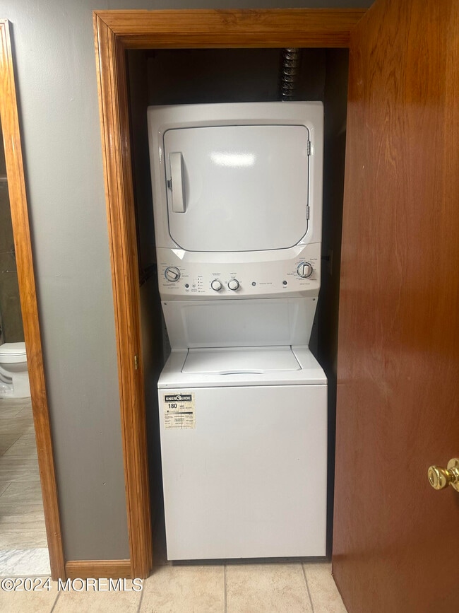 Building Photo - 31 Pettit Ave