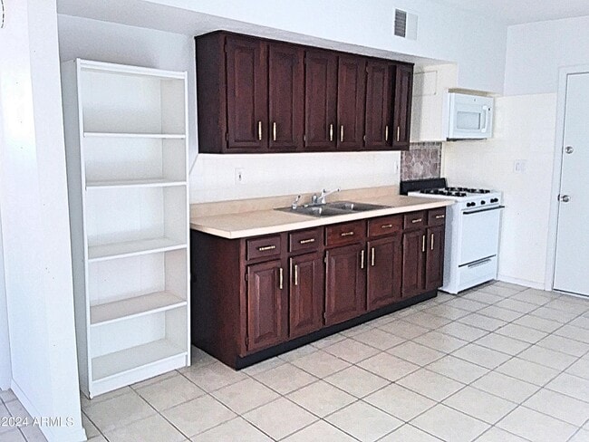 Building Photo - 95 E Jennifer Ln