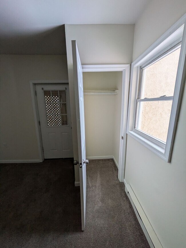 Building Photo - 643 Monroe Ave