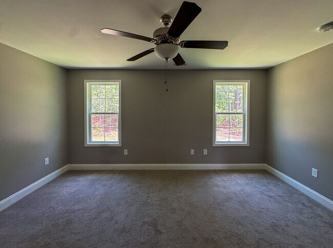 Building Photo - Beautiful 4 Bed 2.5 Bath Home in North Fayetteville