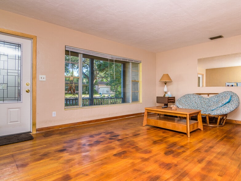 Building Photo - 3136 W EUCLID AVE N