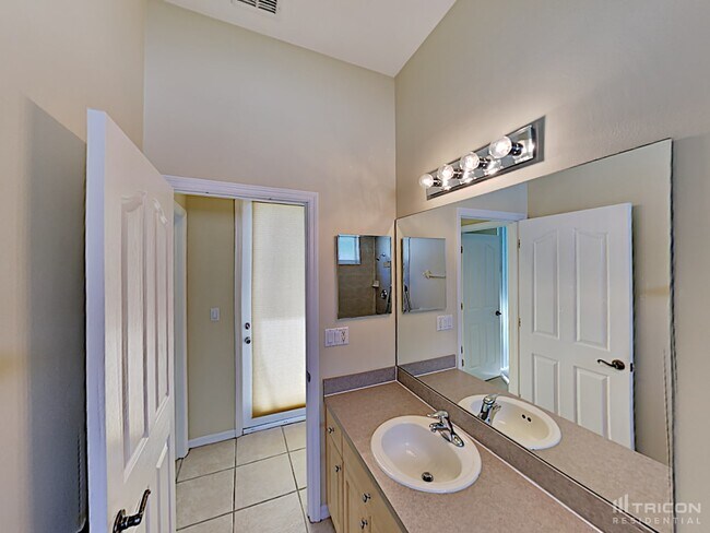 Building Photo - 1504 Canoe Drive Lutz FL