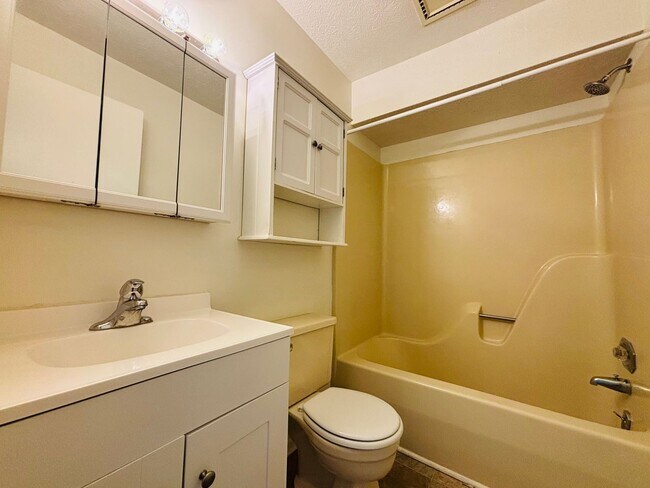 Building Photo - 1 Bedroom 1 Bath  with Loft Condo