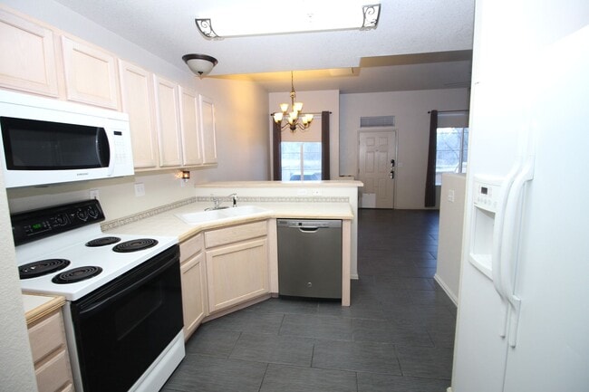 Building Photo - Beautiful 2bdrm 3 bath 2 car garage townhome