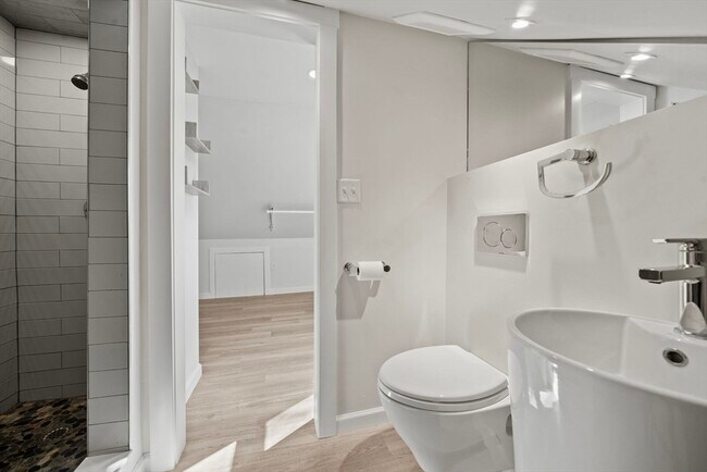 Building Photo - 7 Sweetser Ave