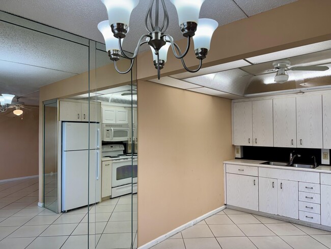 Building Photo - 4053 Hythe A